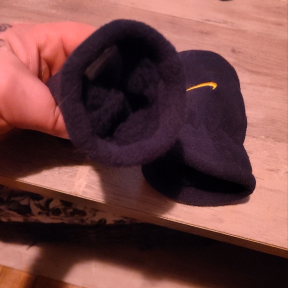 Infant full hand Nike mittens - Picture 2 of 4